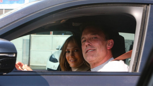 Jennifer Lopez și Ben Affleck, zâmbete largi în fața paparazzilor, tensionați în rest. Detaliul care i-a "scăpat" actorului, după zvonurile divorțului
