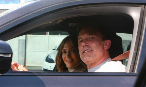 Jennifer Lopez și Ben Affleck, zâmbete largi în fața paparazzilor, tensionați în rest. Detaliul care i-a 
