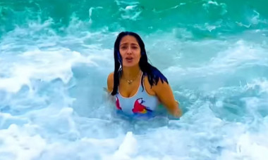 Salma Hayek, joacă în costum de baie, printre valuri. Nici doborâtă de marea agitată nu-și pierde farmecul: "Vreau să fi fost eu valul"