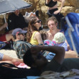 Dakota Johnson și Jeremy Allen White pe plajă/ Profimedia