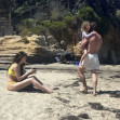 Dakota Johnson și Jeremy Allen White pe plajă/ Profimedia