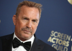 Ea 46 de ani, el 71. Cine este femeia care l-ar fi cucerit pe Kevin Costner după divorțul de Christine Baumgartner