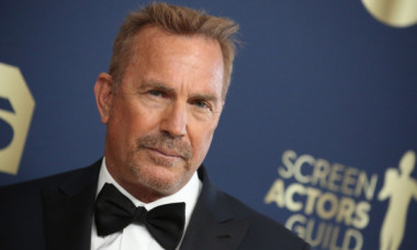 Ea 46 de ani, el 71. Cine este femeia care l-ar fi cucerit pe Kevin Costner după divorțul de Christine Baumgartner