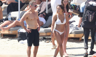 Matt Damon cu soția și fetele lor, pe plajă în Mykonos. Luciana, impecabilă pe plajă, într-un costum de baie alb