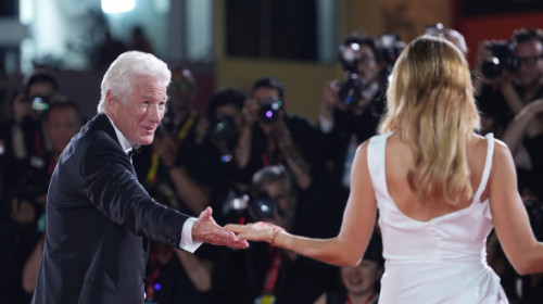 Richard Gere, în genunchi în fața soției, pe covorul roșu de la Veneția. Topit după Alejandra, a uimit cu gesturile romantice