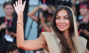 Mădălina Ghenea, divă într-o rochie decoltată, cu crăpătură pe picior, la Veneția. A împărțit zâmbete și priviri seducătoare