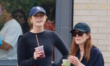 Par mai degrabă surori. Julianne Moore și fiica ei, mic dejun pe străzile din NYC. Liv, mult mai înaltă decât mama sa