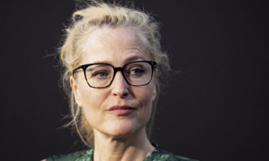 Gillian Anderson pare că a găsit elixirul tinereții. Actrița, seducătoare la premiera filmului The Substance, într-o rochie radiantă