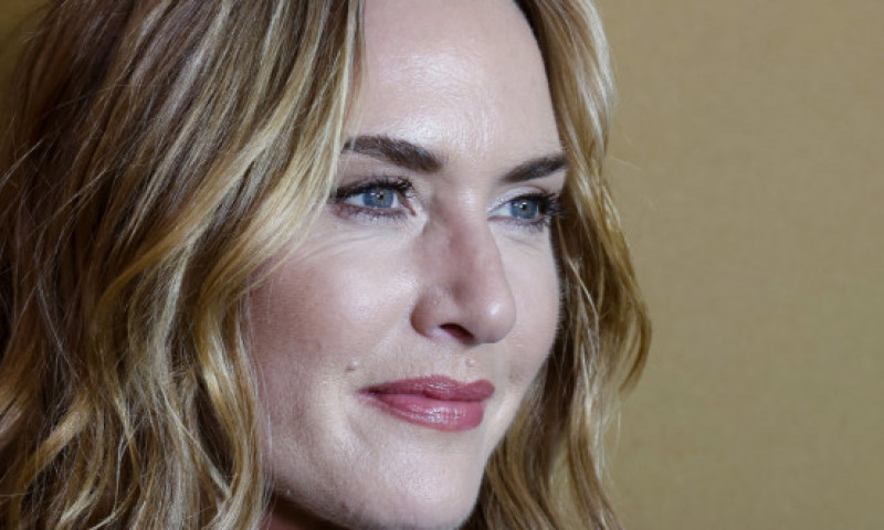 Pe Kate Winslet o știe o lume întreagă. A venit rândul fiicei ei să strălucească la Cannes. Mia Threapleton are 24 de ani