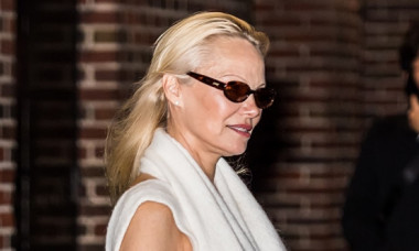 Fără machiaj, cu o fustă din cașmir și stiletto, Pamela Anderson radiază pe străzile din New York. La 57 de ani, actrița arată perfect