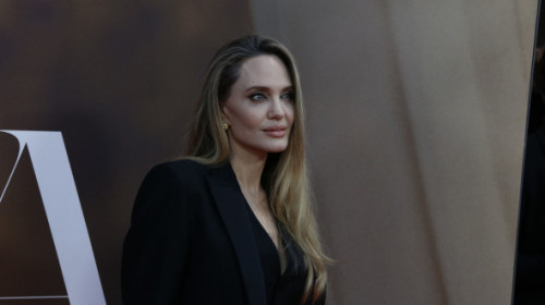 Își țin relația secretă, dar sunt tot timpul împreună. Angelina Jolie și Akala, surprinși la premiera filmului Maria în ținute asortate