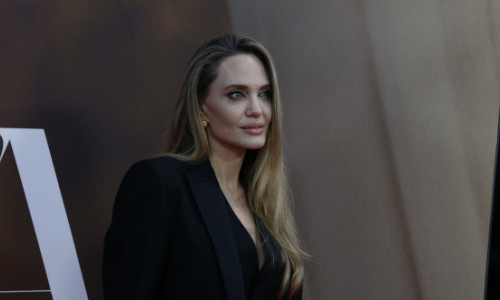 Își țin relația secretă, dar sunt tot timpul împreună. Angelina Jolie și Akala, surprinși la premiera filmului Maria în ținute asortate