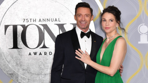 Hugh Jackman, criticat dur după ce și-a asumat relația cu Sutton Foster pe rețelele sociale: „Te-ai gândit vreo secundă la copiii tăi?”