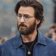 Chris Evans, de nerecunoscut la premiera filmului „Red One” din Londra/ Profimedia