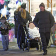 Jason Statham, împreună cu logodnica sa și cu copiii la Winter Wonderland/ Profimedia