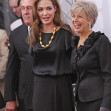 Angelina Jolie, împreună cu părinții lui Brad Pitt, William și Jane, pe covorul roșu/ Profimedia