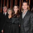 Angelina Jolie, împreună cu părinții lui Brad Pitt, William și Jane, pe covorul roșu/ Profimedia