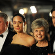 Angelina Jolie, împreună cu părinții lui Brad Pitt, William și Jane, pe covorul roșu/ Profimedia