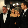 Angelina Jolie, împreună cu părinții lui Brad Pitt, William și Jane, pe covorul roșu/ Profimedia