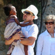 Brad Pitt, împreună cu părinții lui în parc/ Profimedia