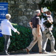 Brad Pitt, împreună cu părinții lui în parc/ Profimedia