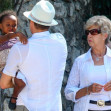 Brad Pitt, împreună cu părinții lui în parc/ Profimedia