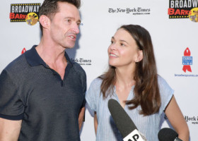 Hugh Jackman și iubita, zâmbitori și îndrăgostiți, de mână prin New York. Sutton Foster radiază lângă "Wolverine"