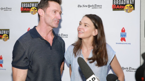 Hugh Jackman și iubita, zâmbitori și îndrăgostiți, de mână prin New York. Sutton Foster radiază lângă "Wolverine"