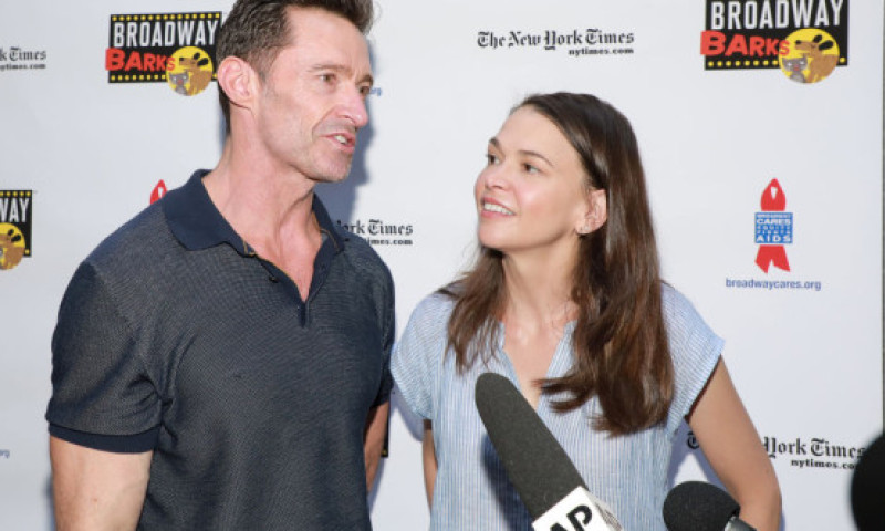 Hugh Jackman și iubita, zâmbitori și îndrăgostiți, de mână prin New York. Sutton Foster radiază lângă "Wolverine"
