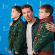 Richard Boxall, Benedict Cumberbatch und Henry Boxall beim Photocall zum Kinofilm 'The Thing with Feathers' auf der Berlinale 2025 / 75. Internationale Filmfestspiele Berlin im Hotel Grand Hyatt. Berlin, 18.02.2025