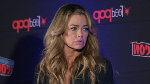 Denise Richards, în mijlocul unui scandal de proporții. Soțul ei o acuză de infidelitate: „Plănuia să-și strecoare amantul în cameră”
