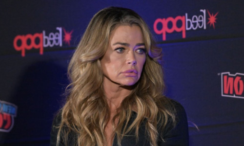 Denise Richards, în mijlocul unui scandal de proporții. Soțul ei o acuză de infidelitate: „Plănuia să-și strecoare amantul în cameră”