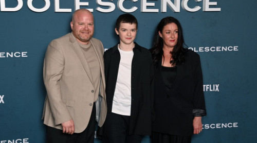 Cine sunt părinții lui Owen Cooper, băiatul care joacă în Adolescence. Oameni simpli și muncitori care fac totul pentru visul fiului