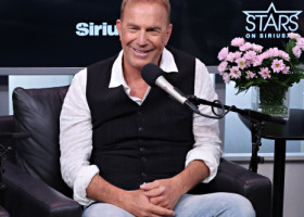 Femeia care îi e aproape lui Kevin Costner, în urma divorțului de Christine. Acum 30 de ani, el îi plătea 80 de milioane de dolari