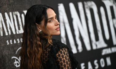 Dură pe ecrane, senzuală pe covorul roșu. Iubita lui Jason Momoa a făcut furori într-o rochie din dantelă, la o premieră în LA