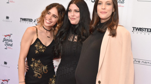 O poveste demnă de un scenariu de film. Cum au aflat Liv și Mia Tyler, fiicele solistului de la Aerosmith, că sunt surori