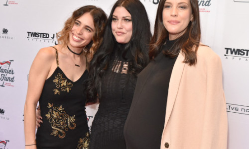 O poveste demnă de un scenariu de film. Cum au aflat Liv și Mia Tyler, fiicele solistului de la Aerosmith, că sunt surori