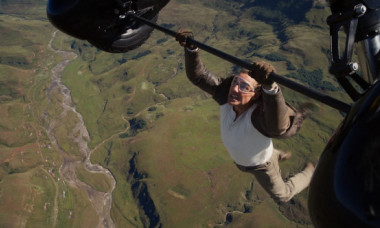 „Misiune imposibilă 8”: Cascadorie nebunească a lui Tom Cruise la 2.400 metri altitudine, cu vânt de 225 km/h