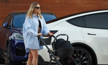 Margot Robbie, naturală și superbă în costum de baie, la câteva luni după ce a născut. Relaxare în Australia alături de soț și prieteni