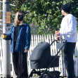 margot robbie si sotul ei, la plimbare cu copilul lor