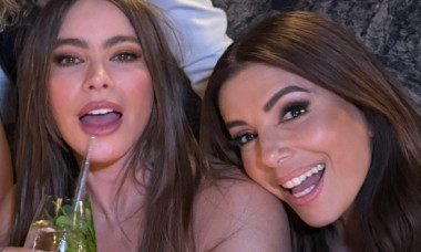 Sofia Vergara și Eva Longoria, tot mai frumoase după 50 de ani, una în corset decoltat, alta în ținută mulată. Zâmbete și prietenie