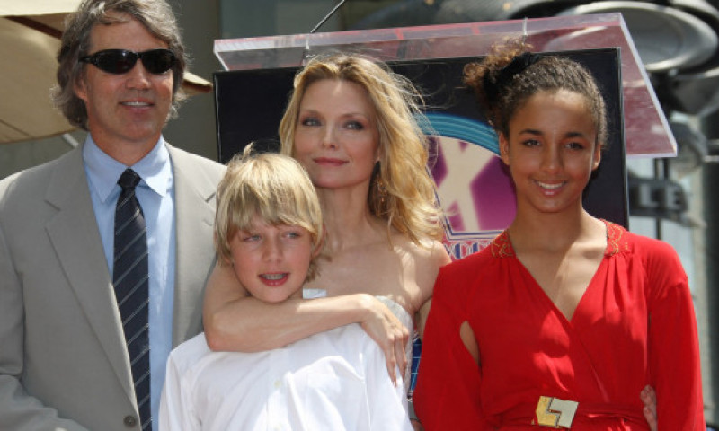 Copiii lui Michelle Pfeiffer, exemplu de discreție și educație aleasă. Actrița a adoptat o fată cu 2 luni înainte de a-și întâlni soțul