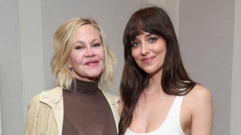 Melanie Griffith, super șic în bluză transparentă, alături de fiica ei, Dakota Johnson. Privirile care spun cât sunt de unite