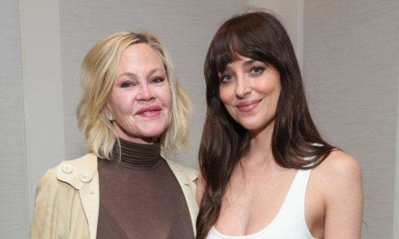 Melanie Griffith, super șic în bluză transparentă, alături de fiica ei, Dakota Johnson. Privirile care spun cât sunt de unite