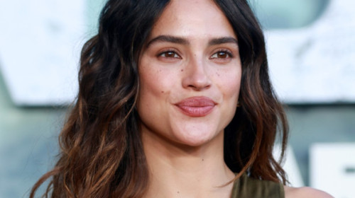 Adria Arjona, pe coperta Vogue. Iubita lui Jason Momoa cucerește Hollywoodul: „Pentru fiecare personaj aleg un parfum distinct”