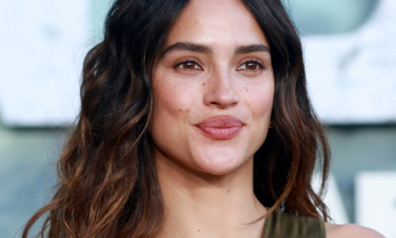 Adria Arjona, pe coperta Vogue. Iubita lui Jason Momoa cucerește Hollywoodul: „Pentru fiecare personaj aleg un parfum distinct”