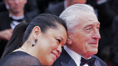 Robert De Niro, de mână cu iubita și cu fiica din a doua căsnicie, pe covorul roșu de la Cannes 2025. Apariție elegantă a celor trei
