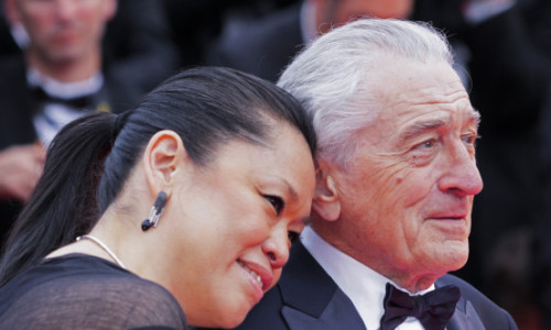 Robert De Niro, de mână cu iubita și cu fiica din a doua căsnicie, pe covorul roșu de la Cannes 2025. Apariție elegantă a celor trei