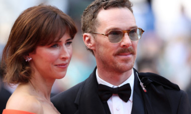 Benedict Cumberbatch și soția lui, de mână pe covorul roșu, la Cannes 2025. Formează un cuplu discret și fermecător