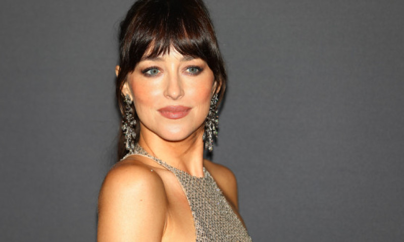 Fermecătoarea Dakota Johnson, pentru prima dată la Cannes. Șarm și priviri jucăușe, la premiera „Splitsville”